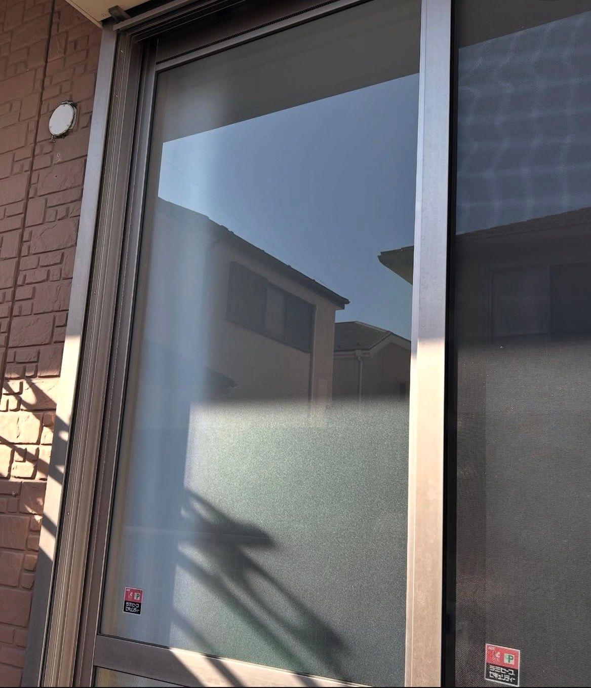 一般宅の窓に、目隠しフィルムを貼りました。昼でも夜でも中の様子が見えなく安心です。 - After