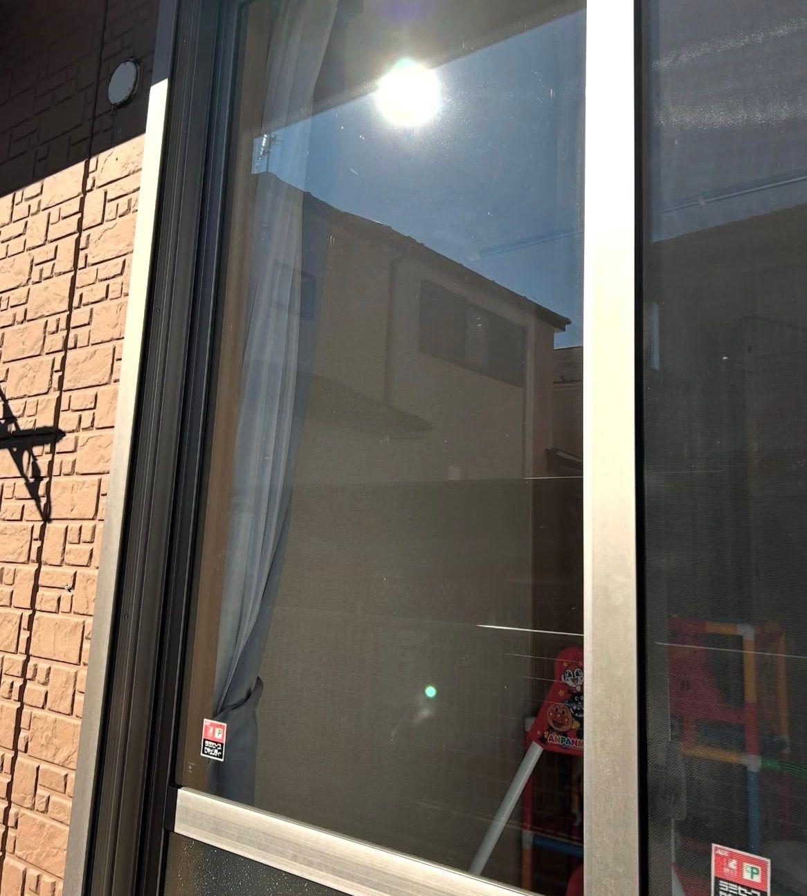 一般宅の窓に、目隠しフィルムを貼りました。昼でも夜でも中の様子が見えなく安心です。 - Before